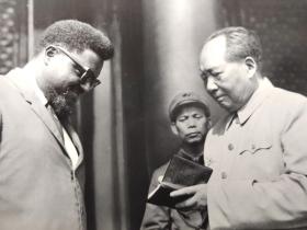 【影像书屋】50年代，毛主席老照片，毛主席为外国友人在红宝书上题字，老照片一张，Rr13