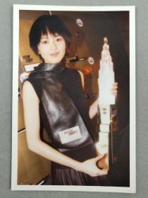 【影像书屋】90年代，著名演员、歌手梁咏琪，彩色原版老照片1张，代表作《烈火战车》《爱得起》，OC173