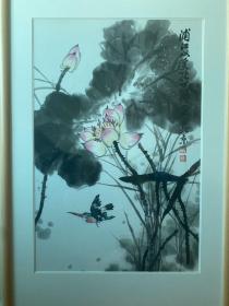 张世简（1926-2009）国画家。1926年1月出生于浙江省浦江县礼张村，这是一个有画家之乡美称的村子，叔父是中国著名的水墨画家和美术教育家张振铎先生（1908-1989），堂兄张书旂先生（1900-1957）是中国近代著名的花鸟画大师。还有几位伯父、兄长也都擅长花鸟画。童年时代的张世简常常出现在他们的画案旁，为他们磨墨理纸，直到看他们画完为止。中央文史研究馆馆员、国画家张世简同志因病于