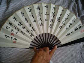 （本店为答谢新老书友，本商品特价， 快递包邮）。李白诗——早发白帝城。北京书家精品力作。书写在十寸竹上大漆扇骨洒金书法成扇上，八十年代陈墨书写。