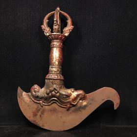 纯铜泥金朱砂彩降魔斧法器
长16.5厘米，宽9厘米，高33.5厘米
重1446克