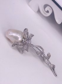 天然珍珠 巴洛克胸针挂坠两用款，主石珍珠尺寸16mm，总尺寸65mm，天然品。