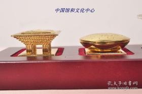 2010年上海世博会,主要展馆金属模型,纪念品一套。中国馆、文化中心、世博轴、世博中心、主题馆。五个展馆按照位置一次排开,镶嵌在红木底座上。纯精钢打造,手感很沉,做工精细、每一个瓦片,每一扇窗户都能见到,栩栩如生。一轴四馆为代表的上海世博会,已载入史册,该模型为当时开幕时,世博会定制,现存世量极少,长:35cm、宽:7cm。