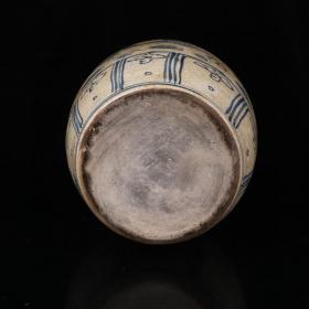 青花开片龙纹大罐
高26.5cm，宽20cm