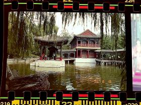 【老底片X04665】《大观园与宣武艺园36张》胡同摄影师系列底片，06年珍贵北京影像。保存极好。带着底片套翻拍的，有点虚，实际底片保存极好，拍摄清晰，重复少，无废片，是优秀的摄影师。