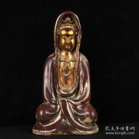 康熙官窑极品豇豆红（大红袍）鎏金观世音坐像，33*17.5*11.5cm。神态端祥，扶迦结坐，红袍加身，颈戴璎珞，五叶花冠，佛主在上，缯带下垂，U型上扬，肩搭帔帛，两肩至下，绕成半圆。包浆厚腻，釉水莹润。火石泛红，橘纹开片。豇豆红从康熙朝始烧，精品大件器极少，此件观音品相极佳，造型唯妙，浑然天成。实乃国之重宝，民之福膏，寓意吉祥，保佑缘者。此像传为孝庄太后当年所供奉。