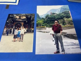 九十年代老照片收藏：中国银行某领导旧藏：两张：家庭合照：彩色照片： 详情请看图片·0424·045