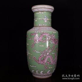 比珐琅彩还珍贵的洋彩，大清乾隆年制官窑精品松石绿釉洋彩龙纹棒槌瓶，高37cm。巨匠精制，松石绿高雅似玉，五龙添凤凸显皇家尊贵吉祥。配以海水祥云纹装纹，细部有开片，宝光莹润。底胎浪荡波纹，内壁有气泡和黑斑，因烧造洋彩时草木灰所致。洋彩无粉彩玻璃白打底，直接上彩，料厚隆起，中西画法结合，故名洋彩。大清乾隆朝皇家专用，地位超过珐琅彩。