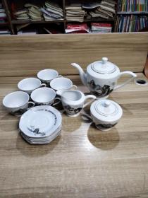 手绘《山水壮丽画》精彩图画！茶具1套：茶壶1个、茶杯5个、茶托6个、公道杯1个、茶叶罐1个 共14件 22102551（尺寸为茶壶尺寸）完整品