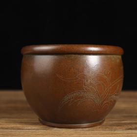 纯铜雕刻铜缸
铜缸被用于招财纳福之用，此缸包浆红润，宝光内敛，錾刻工艺，手工制作，属实不易
口径10厘米   高7.2厘米  重650克