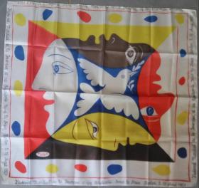 毕加索“为了人民的和平”丝绸围巾 76 x 71 厘米
毕加索世界青年和学生和平柏林 1951年节 版上签名的毕加索，有瑕疵的拼接，见图。成都博物馆展览主打展品！