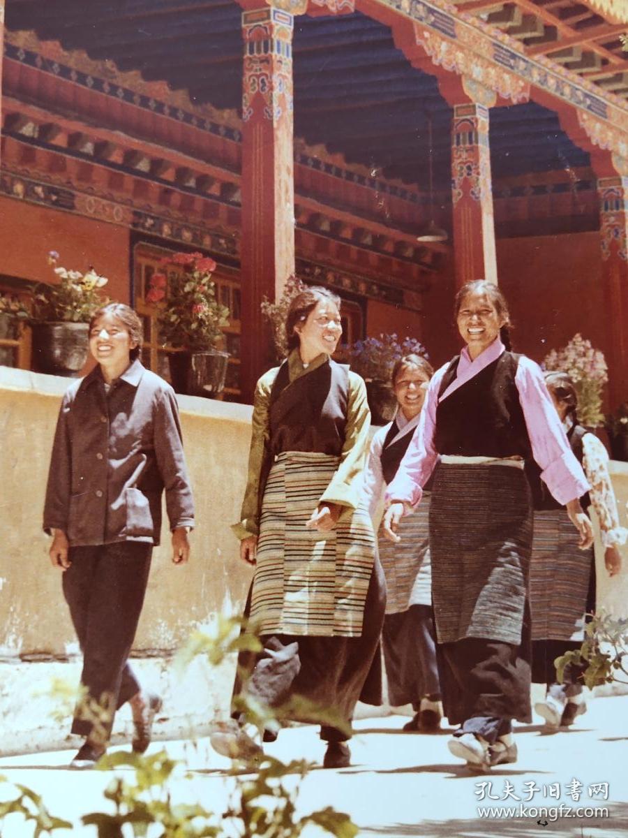 【影像书屋】1978年，西藏老照片，节日，西藏人民到拉萨名胜罗布林卡游览，大幅彩色老照片1张，新华社记者顾绶康摄，30*24厘米，背后有说明，YF12