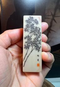 极品昌化石博艺印章摆件
适合；收藏，篆刻、把玩、馈赠
尺寸：2.5x2.5x7.5cm重量：119克
品质：质地细腻凝润,冻感强，蜡质感强,文理漂亮，雕工十分精美，圆润饱满、工艺雕工精美