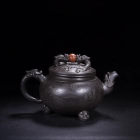 珍藏精品紫砂壶
品名：双龙戏珠
底款：徐汉棠
尺寸：20/12cm
容量：750cc
紫砂分类：原矿黑朱泥
底款介绍：徐汉棠，1932年5月11日出生于江苏宜兴，中国工艺美术大师，荣获“中国工艺美术终身成就奖”，是中国紫砂界唯一获此殊荣者。