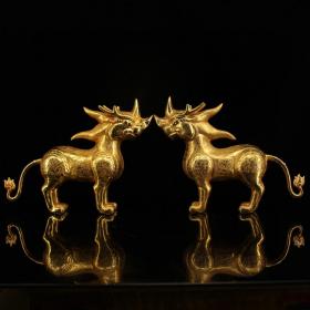 珍藏收纯铜鎏金辟邪兽一对
一个重879克，单个高18厘米，单个宽24厘米