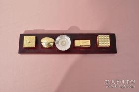 2010年上海世博会,主要展馆金属模型,纪念品一套。中国馆、文化中心、世博轴、世博中心、主题馆。五个展馆按照位置一次排开,镶嵌在红木底座上。纯精钢打造,手感很沉,做工精细、每一个瓦片,每一扇窗户都能见到,栩栩如生。一轴四馆为代表的上海世博会,已载入史册,该模型为当时开幕时,世博会定制,现存世量极少,长:35cm、宽:7cm。