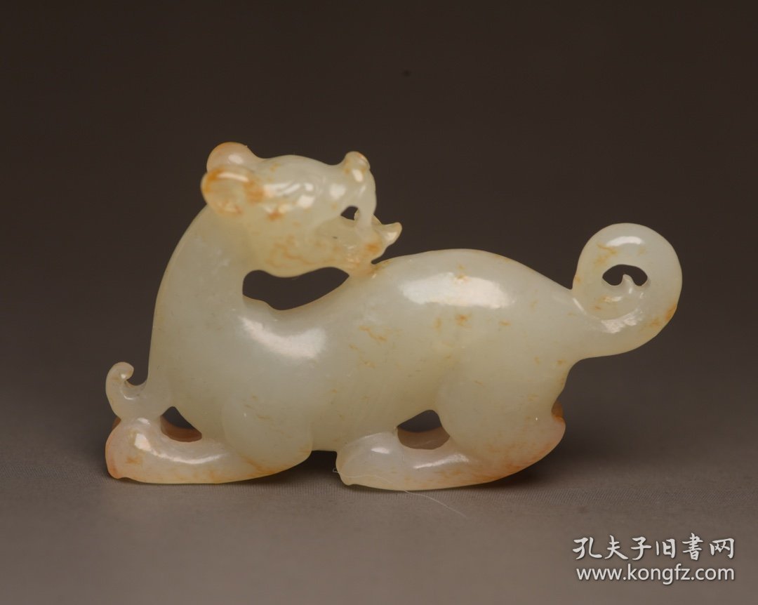 和田玉兽 规格: 5.5×3.1×1.2厘米，重 26克。 玉质温润细腻，沁色自然，刀功老道，皮壳包浆一流，雕刻生动，线条流畅，品相完美！