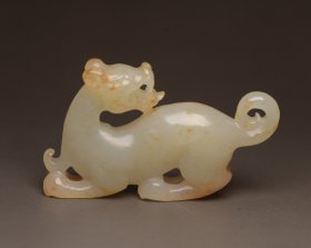 和田玉兽 规格: 5.5×3.1×1.2厘米，重 26克。 玉质温润细腻，沁色自然，刀功老道，皮壳包浆一流，雕刻生动，线条流畅，品相完美！