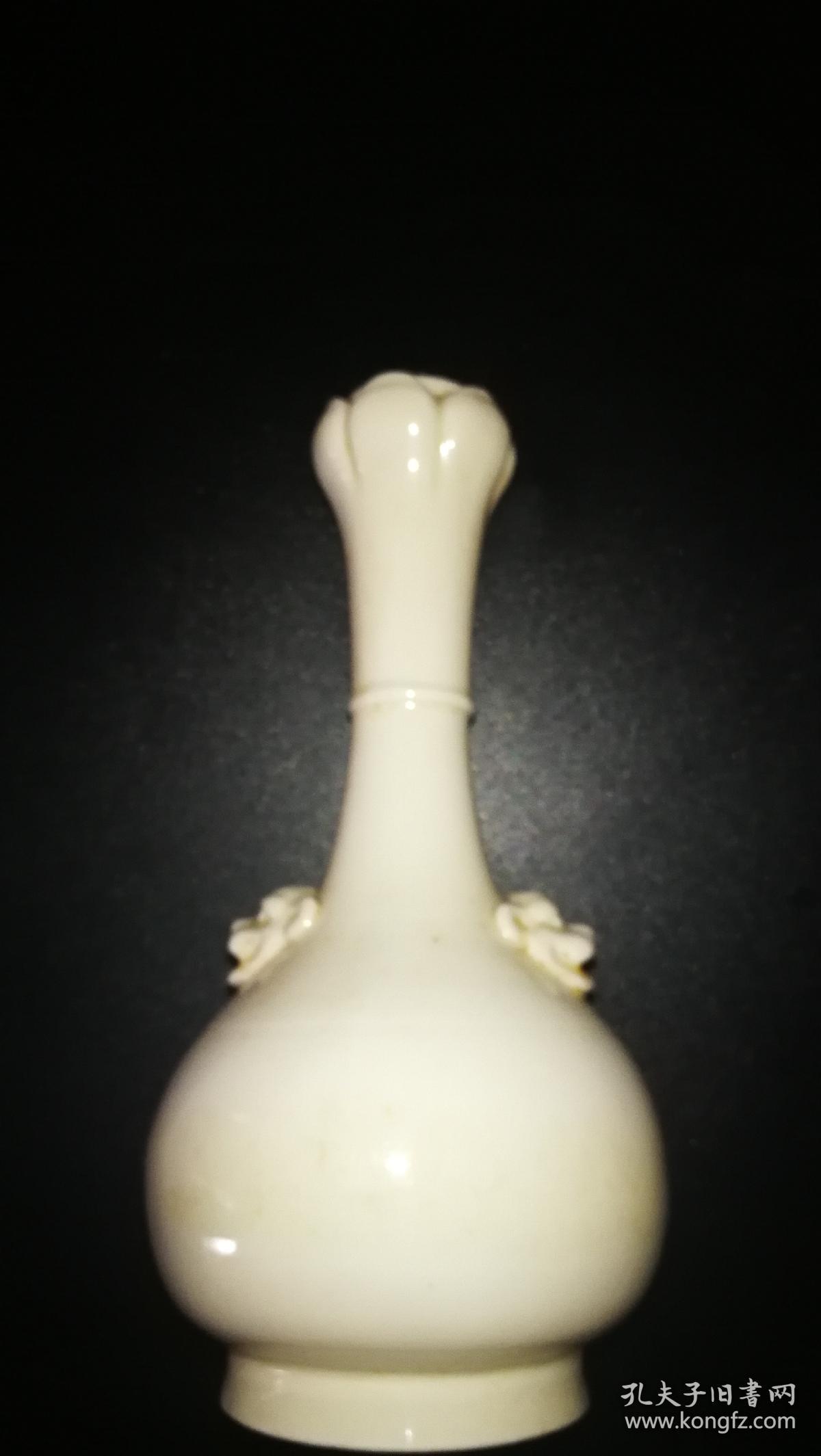 德化象牙白瓷狮耳蒜头瓶，28公分高，做工精细，器型优美。釉色莹润，白如象牙。铁锈土锈遍布内外，为大开门器物，大清乾隆时期精品。