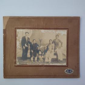 民国原版 四友人合影老照片一张 ，尺寸：（照）14×10cm、22×17cm(两队夫妇，有背板贴裱 “乐观”照相馆拍照)