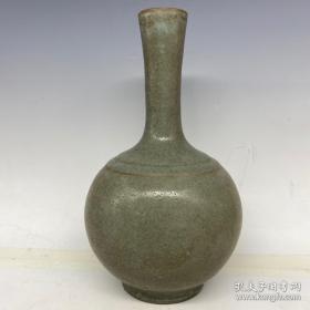 罕见宋汝窑蔡字款广口弦纹天球瓶，27/15cm。色泽深沉，包浆莹润，香灰胎施以褐色护胎釉，年久缩釉自然明显。5个芝麻钉小巧别致，蔡字款深入胎底泛出铁质。
在传世的汝窑器底许多刻有“蔡”字款识，在故宫博物院的藏品中，有一件汝窑盘上刻有一个“蔡”字，“蔡”字款一般都涂紫褐护胎釉，色泽深沉。汝瓷为宫廷专用，因此能拥有汝瓷一般都是依靠皇帝赏赐。此类款汝瓷“蔡”字款汝瓷隶属于宋朝宰相蔡京等的蔡氏家族。