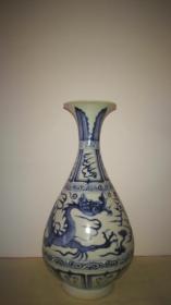 极品青花龙纹玉壶春瓶，高29公分。绘工精细，分层清晰。龙细颈，眼镜龙，下颌有须，头有麟角，麒片遍布全身。八大瓣、巴蕉叶、祥云纹隔断式分布。瓶体干老手感轻，修足底挂釉有缩点，内壁接痕，胎泥脱落。铁锈斑自然分布，深入胎骨。以上种种特征，均明确符合元青花特征。