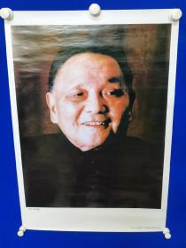 宣传画 ：邓小平 同志 ：半身像 ：新华社供稿  ：人民美术出版社 ：1997年二月第一版第一次印刷 ：尺寸77—————53厘米