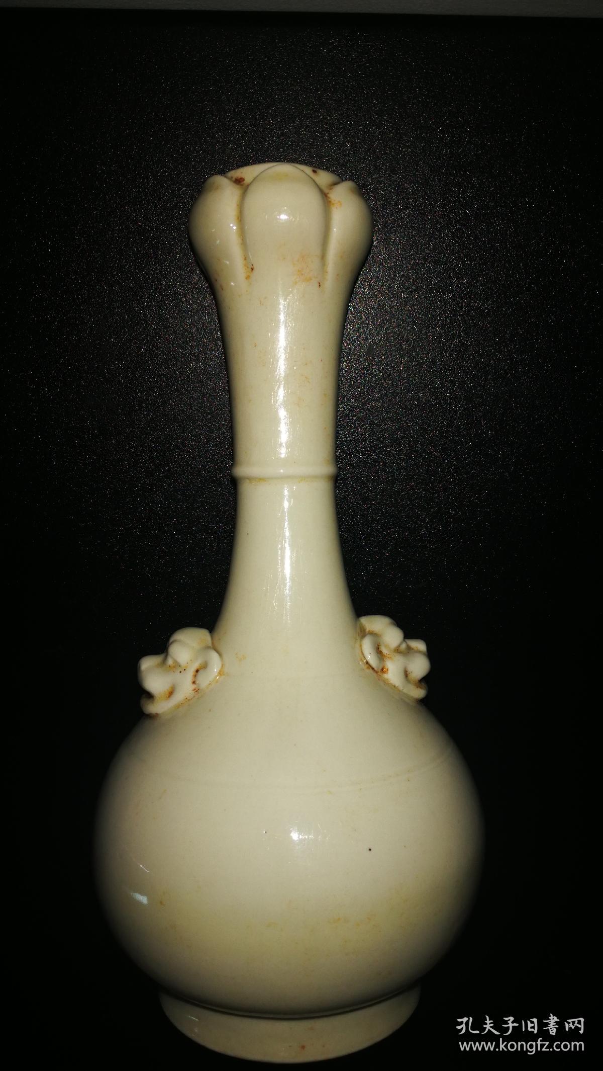 德化象牙白瓷狮耳蒜头瓶，28公分高，做工精细，器型优美。釉色莹润，白如象牙。铁锈土锈遍布内外，为大开门器物，大清乾隆时期精品。