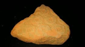 距今2000年西汉王莽大泉五十陶质钱范，14x11x5cm，如砖头大小，十分罕见。陶范因高温制币后即成碎块，整块及大块很少。古泉收藏之大吉纳财之物，镶进框里效果更好。 中国的古钱币“大泉五十”流传久远，是西汉王莽所铸造。西汉晚期，王莽篡位，建立新朝，先后对货币制度进行4次改革，留下了一批制作精良的钱币。