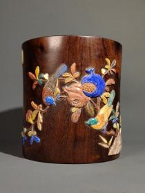 小叶檀木手工镶嵌多宝笔筒
直径16厘米 高17厘米，重1480克