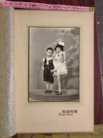 民国时期姐弟两个小朋友合影，上海蝶求照相馆，底板考究精美。