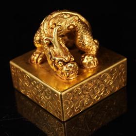 珍藏收纯铜鎏金爬龙印章一枚
重750克  高5.7厘米  宽5.5厘米