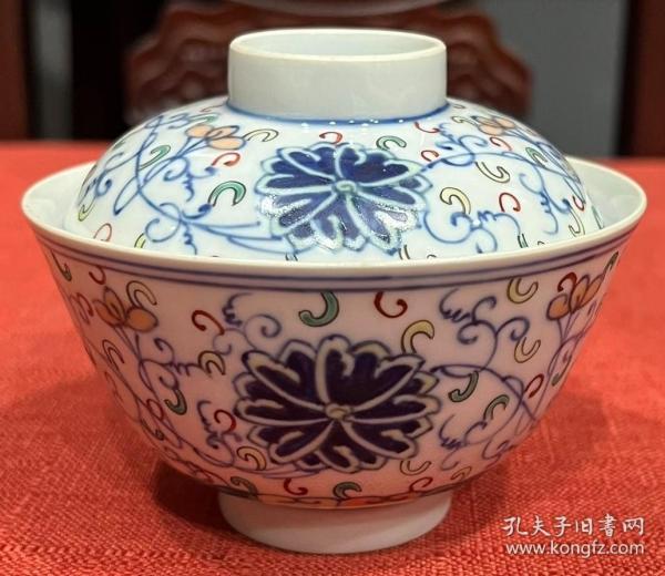 清代斗彩盖碗一件   胎质洁白细腻，画工精细，色彩鲜艳，具体见图完整