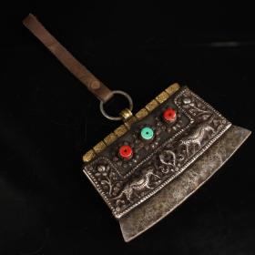 旧藏西藏收老乡镶嵌宝石火镰一把
长15厘米，宽9厘米，重337克