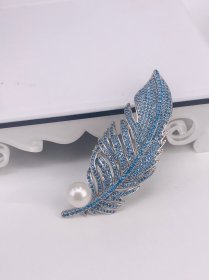 天然珍珠羽毛款胸针挂坠两用款，珍珠直径9.3mm，天然品。