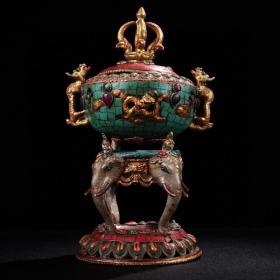 旧藏西藏收镶嵌宝石彩绘描金香炉
重1456克   高24厘米  宽11厘米