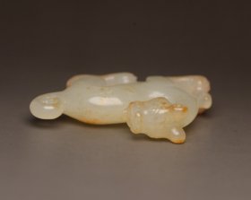 和田玉兽 规格: 5.5×3.1×1.2厘米，重 26克。 玉质温润细腻，沁色自然，刀功老道，皮壳包浆一流，雕刻生动，线条流畅，品相完美！