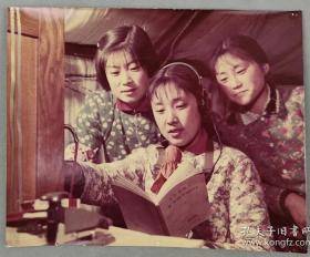 【影像书屋】1975年，女青年收听营口地震台，彩色老照片一张，27*23厘米，厚纸，背后有印章，VM07