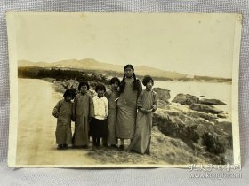 民国照片：中国女老师和她的学生。~~相片尺寸：8*12厘米；~~民国抗战原版银盐老照片，二战抗日战争历史史料。