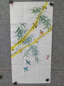 广东省美协会员，广州美院讲师何平老师写意竹子麻雀，三尺整张，何平，真名何伟平，1975年生于广东兴宁。现为广州美术学院讲师，广东省美术家协会会员。
2000年毕业于广州美术学院水彩画专业，获学士学位；2012年毕业于广州美术学院研究生院油画专业，获硕士学位，师从著名画家谢楚余教授；2013年始任教于广州美术学院，广州美术学院讲师职称。