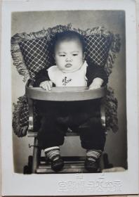约50年代   上海永安公司摄影室  《坐餐椅的小男孩》 黑白照片8.7cm×6.1cm