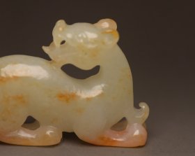 和田玉兽 规格: 5.5×3.1×1.2厘米，重 26克。 玉质温润细腻，沁色自然，刀功老道，皮壳包浆一流，雕刻生动，线条流畅，品相完美！