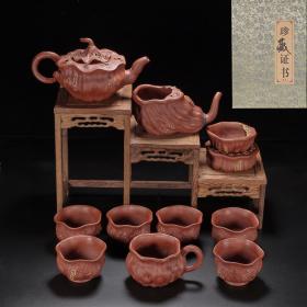 珍藏精品紫砂壶套
品名：莲子十件套
底款：汪寅仙
尺寸：壶18/9cm，公道杯14/7cm，滤茶器9/6cm，主人杯11/5.5cm，客杯7/4.5cm
容量：壶300cc，公道杯200cc，主人杯150cc，客杯60cc
紫砂分类：原矿底槽清
底款介绍：汪寅仙（1943年-2018年2月28日），女，生于江苏宜兴丁山丁南村。