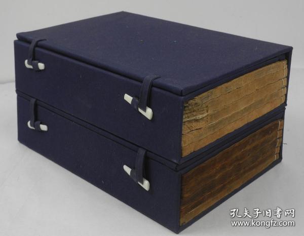 乾隆崇文堂原版精刻本，全本礼记体注，二函十厚册一套全。原装，开本宽大，刊刻精美，金黄色牌记，写刻序言，书内有前贤阅后批注，保存很好 品相上佳。