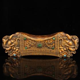 珍藏老黄杨木镶嵌宝石枕头盒
重761克 高10厘米 宽30厘米