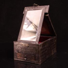 珍藏收民国木头包铜皮化妆盒一个  首饰盒一个
重1414厘米  高19厘米  宽13厘米  长19.5厘米
