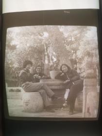 老底片:公园里石凳上坐着的女子们