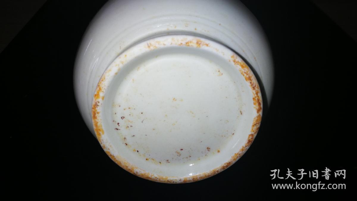 德化象牙白瓷狮耳蒜头瓶，28公分高，做工精细，器型优美。釉色莹润，白如象牙。铁锈土锈遍布内外，为大开门器物，大清乾隆时期精品。