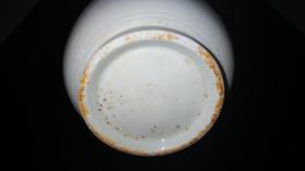 德化象牙白瓷狮耳蒜头瓶，28公分高，做工精细，器型优美。釉色莹润，白如象牙。铁锈土锈遍布内外，为大开门器物，大清乾隆时期精品。