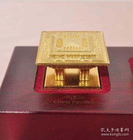 2010年上海世博会,主要展馆金属模型,纪念品一套。中国馆、文化中心、世博轴、世博中心、主题馆。五个展馆按照位置一次排开,镶嵌在红木底座上。纯精钢打造,手感很沉,做工精细、每一个瓦片,每一扇窗户都能见到,栩栩如生。一轴四馆为代表的上海世博会,已载入史册,该模型为当时开幕时,世博会定制,现存世量极少,长:35cm、宽:7cm。
